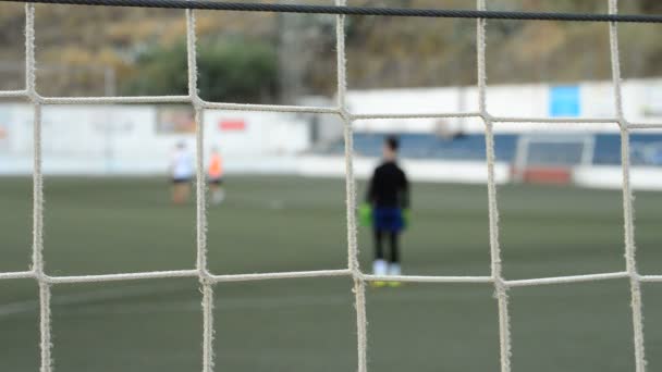 Kinder-Torwart bei einem Fußballspiel hinter dem Tor - Filmmaterial, Video