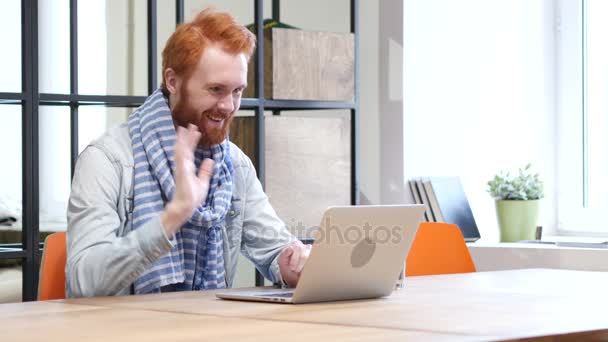 Mann mit Bart im Online-Videochat auf Laptop - Filmmaterial, Video