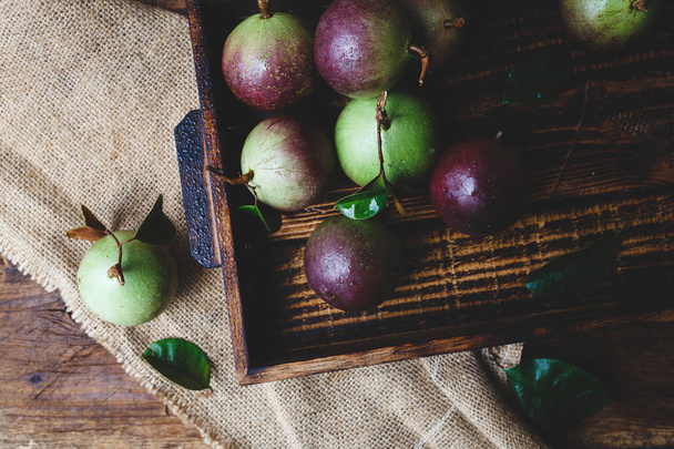 Manzanas maduras púrpuras
 - Foto, imagen