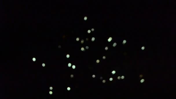 Feiern in der Nacht mit buntem Feuerwerk - Filmmaterial, Video