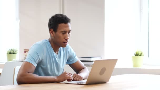 Σε απευθείας σύνδεση συνομιλία μέσω βίντεο στον φορητό υπολογιστή από νεαρό μαύρο άνδρα - Πλάνα, βίντεο