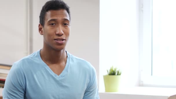 Portret van de jonge zwarte Man glimlachen - Video