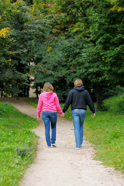 Young couple in park - Foto, Bild