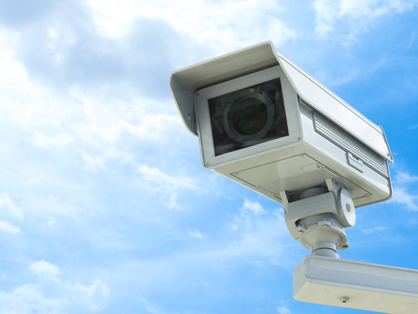 CCTV kamera vagy a biztonsági kamera a kék ég háttér - Fotó, kép