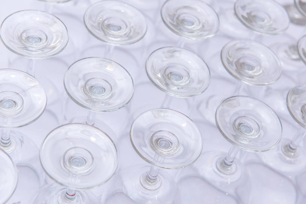 filas de fondos de vidrio de vino vacío en la mesa blanca
 - Foto, Imagen