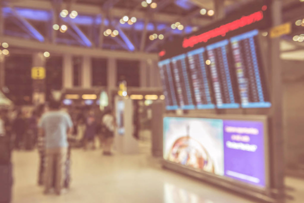 wazig van reiziger in de luchthaventerminal met vlucht schema boa - Foto, afbeelding