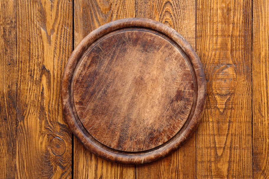 Placa redonda de madeira para pizza
 - Foto, Imagem
