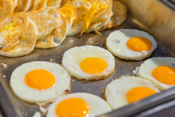 huevos fritos montones en el plato para el desayuno
 - Foto, Imagen