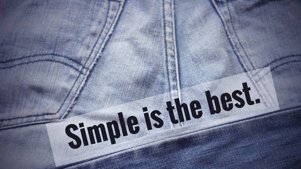 Inspirujące cytatem "proste jest najlepszy" na niewyraźne tło dżinsy z rocznika filtr - Zdjęcie, obraz