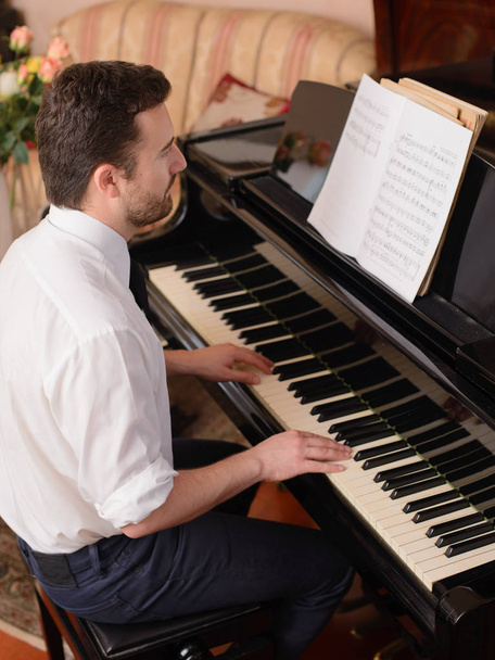 Porträt eines Musikers, der sein Klavier spielt - Foto, Bild