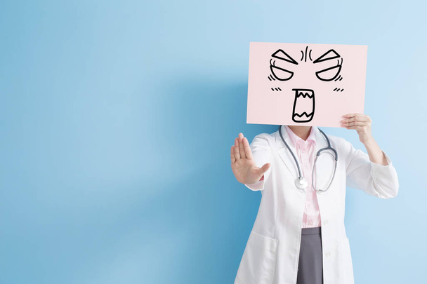 femme médecin prendre en colère panneau d'affichage
  - Photo, image