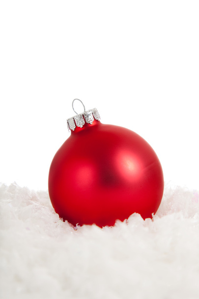A red Christmas ornament in snow - Φωτογραφία, εικόνα