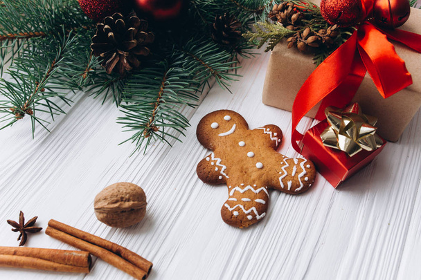 Gingerbread cookie and decorations - Φωτογραφία, εικόνα
