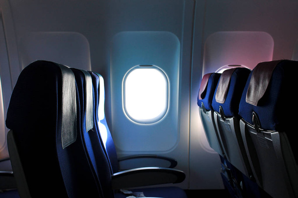 Fensterfläche und Sitze im leeren Flugzeug - Foto, Bild