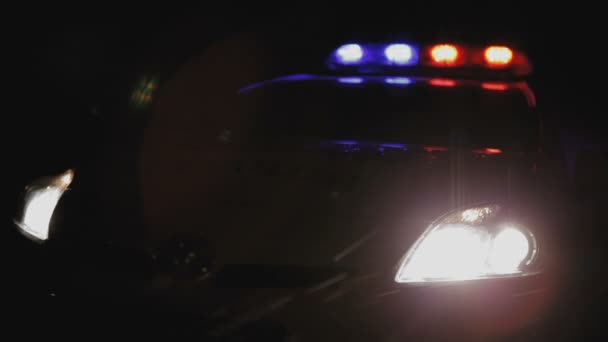 Samochód policyjny Patrol z włączone Migacze w nocy - Materiał filmowy, wideo