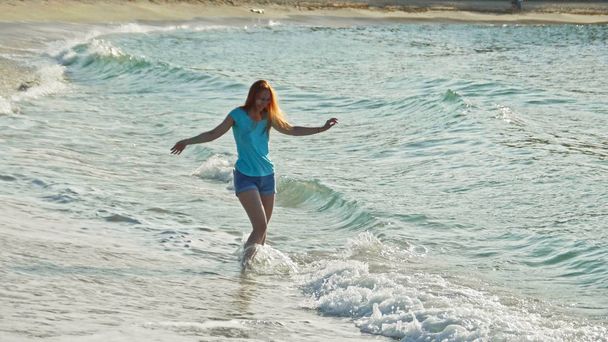 Nuori nainen pitkä punainen kesällä rannalla Dominikaaninen tasavalta
 - Valokuva, kuva
