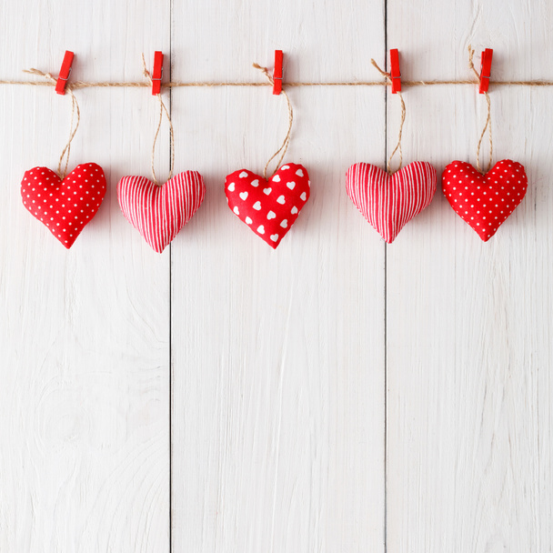Fondo de San Valentín, corazones de almohada bordean la madera, espacio para copiar
 - Foto, Imagen