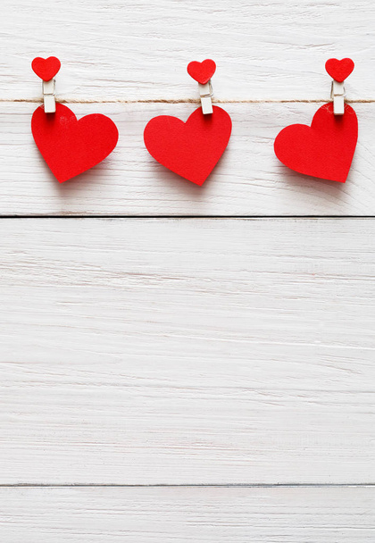 Valentinstag Hintergrund, Papier Herzen Rand auf Holz, Kopierraum - Foto, Bild