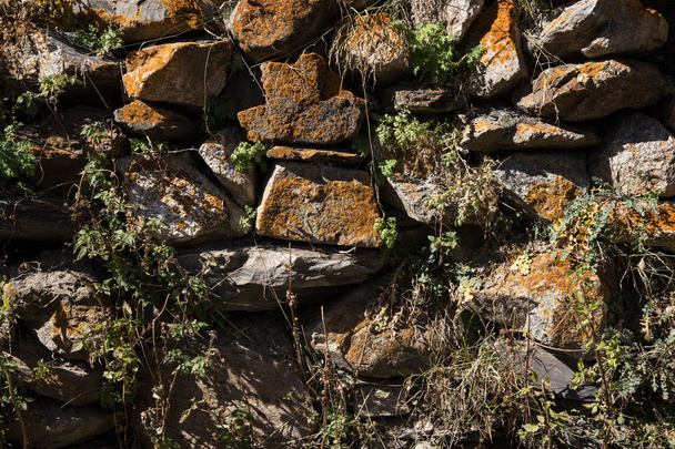 Detail of a wall of an ancient stone house - Fotoğraf, Görsel