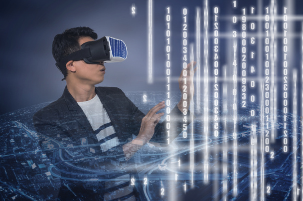 asiático hombre vistiendo virtual realidad
  - Foto, Imagen