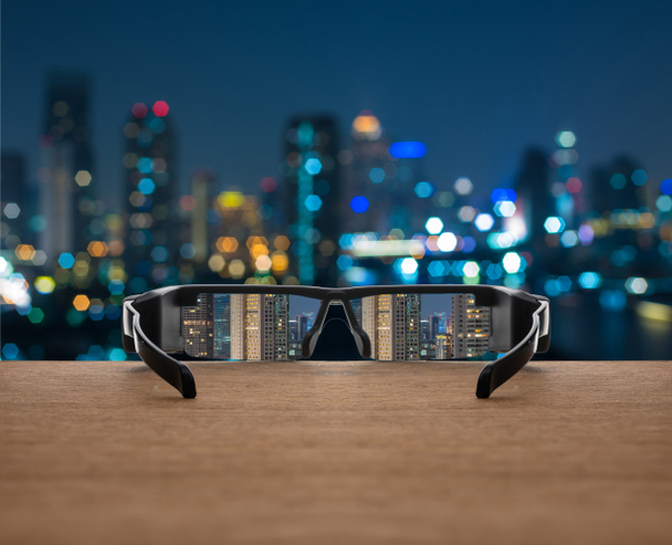 Cityscape focado em lentes de óculos
 - Foto, Imagem