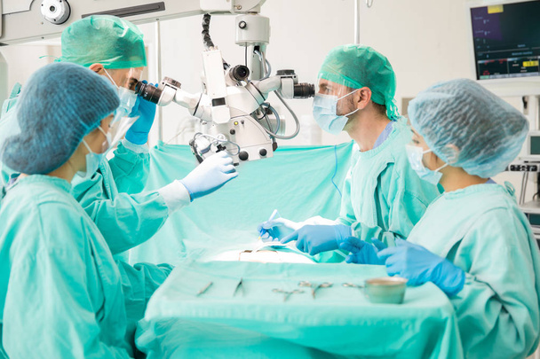 Médicos que realizam cirurgia
 - Foto, Imagem