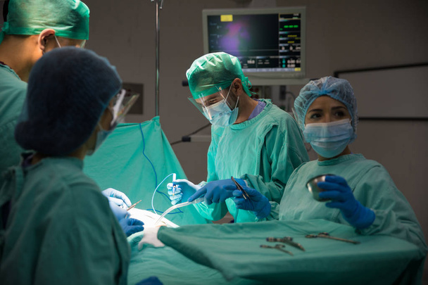 skupina lékařů v operačním sále - Fotografie, Obrázek