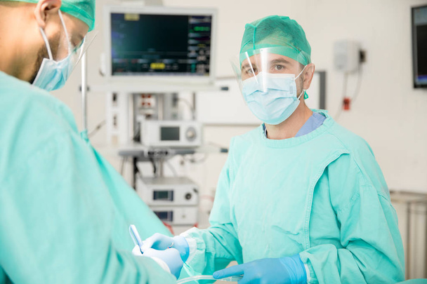 Cirurgiões Operando Paciente
 - Foto, Imagem