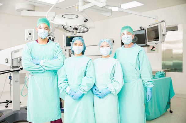 Zespół chirurgów w sali operacyjnej - Zdjęcie, obraz