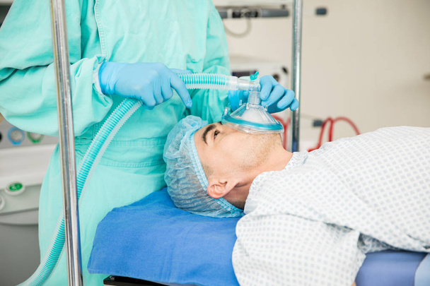 Paciente que va a dormir antes de la cirugía
 - Foto, Imagen