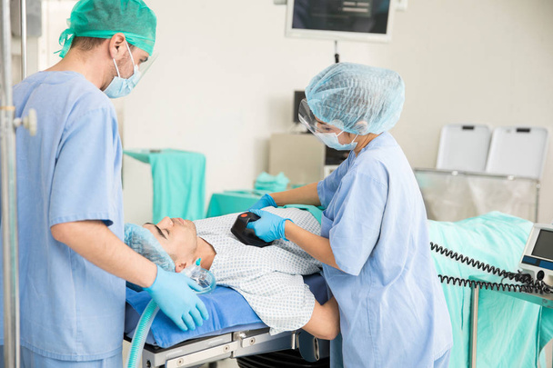 Médecins donnant défibrillation au patient
 - Photo, image
