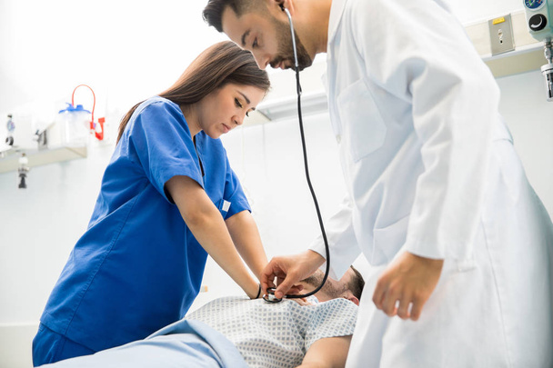 Ärzte verabreichen Herzmassage an Patienten - Foto, Bild