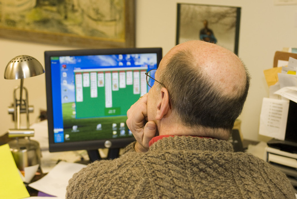 Mann blickt im Büro auf Computerbildschirm - Foto, Bild