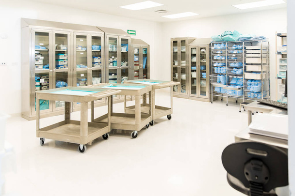 salle de stockage avec instruments médicaux
 - Photo, image