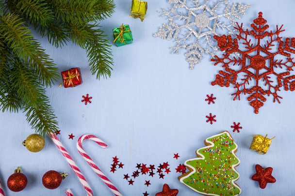 Schneeflocken, Bonbons, Geschenke und Tannenzweige auf einem Holztisch. ch - Foto, Bild