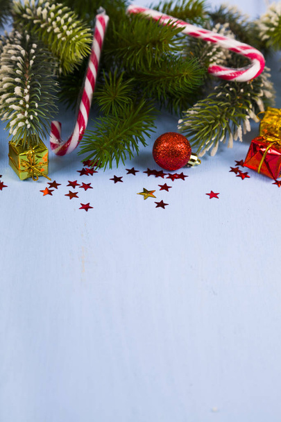 Снежинки, конфеты, подарки и елки на деревянном столе. Ch
 - Фото, изображение