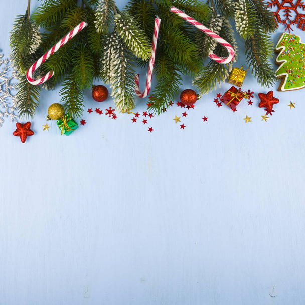 Copos de nieve, caramelos, regalos y ramas de abeto en una mesa de madera. Ch
 - Foto, Imagen