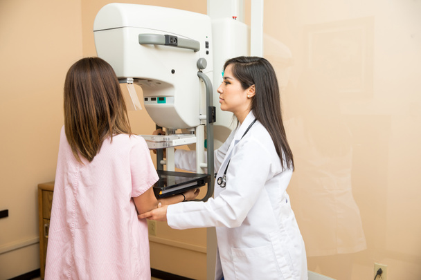 Médico e paciente durante a mamografia
 - Foto, Imagem