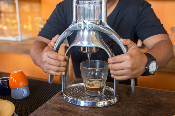 Barista makes coffee - Foto, Imagen