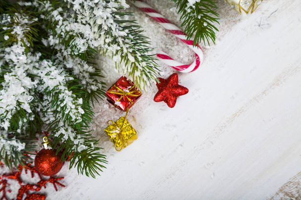 Weihnachtsdekoration, Geschenke und Tannenzweige auf einem Holztisch. - Foto, Bild