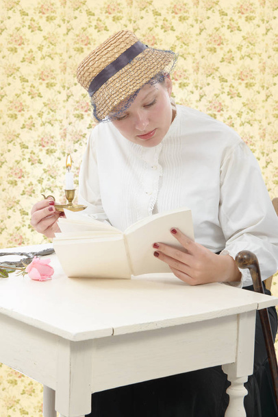 mujer joven en traje vintage 1900 leer un libro
 - Foto, imagen