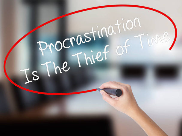 Женщина ручной работы Procrastination является вор времени с
  - Фото, изображение