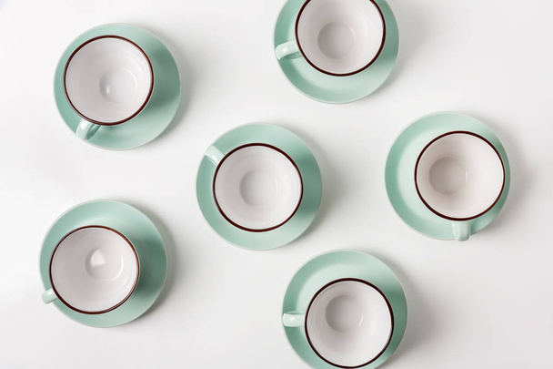 Platos limpios, set de tazas de café o té
 - Foto, Imagen
