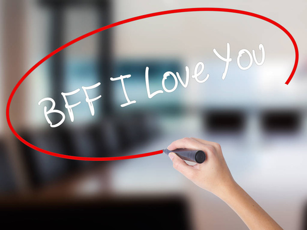 Γυναίκα χέρι γράφοντας Bff σας αγαπώ με μαρκαδόρο πάνω από διαφανές - Φωτογραφία, εικόνα