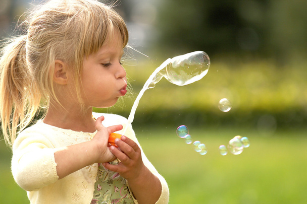 Little girl with soap bubbles - Foto, Imagen