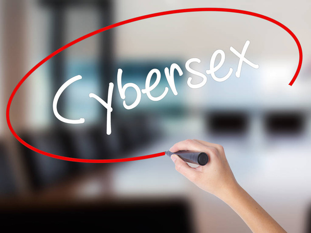 Nainen käsin kirjoittaminen Cybersex merkki yli läpinäkyvä villisika
 - Valokuva, kuva