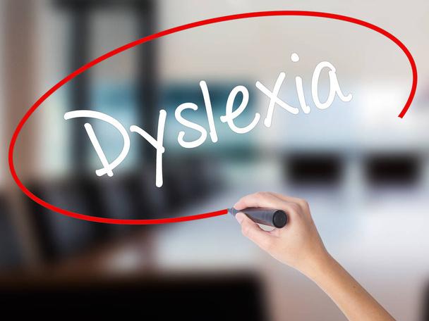 Ženská ruka psaní dyslexie fixou přes průhledné desky - Fotografie, Obrázek