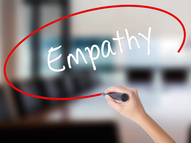 Nainen Käsi Kirjoittaminen Empatia merkki yli läpinäkyvä aluksella
 - Valokuva, kuva