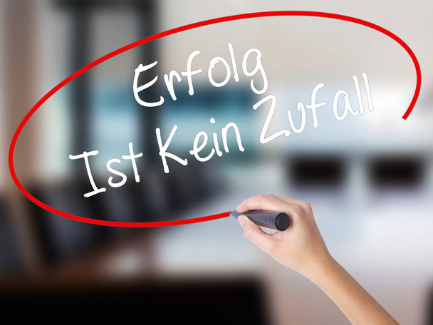 Woman Hand Writing Erfolg Ist Kein Zaufall (Success Is No Accide - Foto, afbeelding