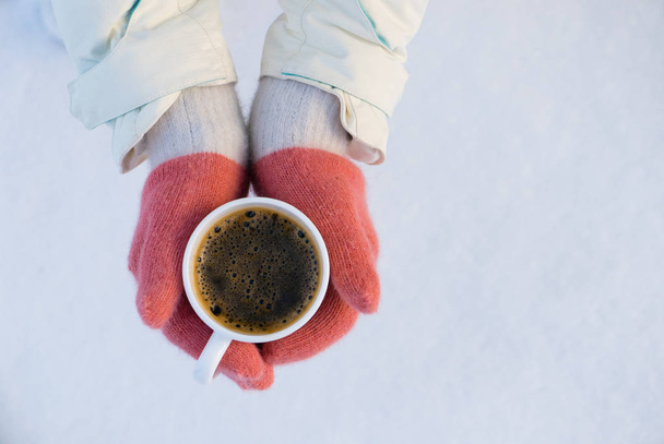 Chica con abrigo sosteniendo una taza de café o té. Invierno, Rusia
 - Foto, Imagen